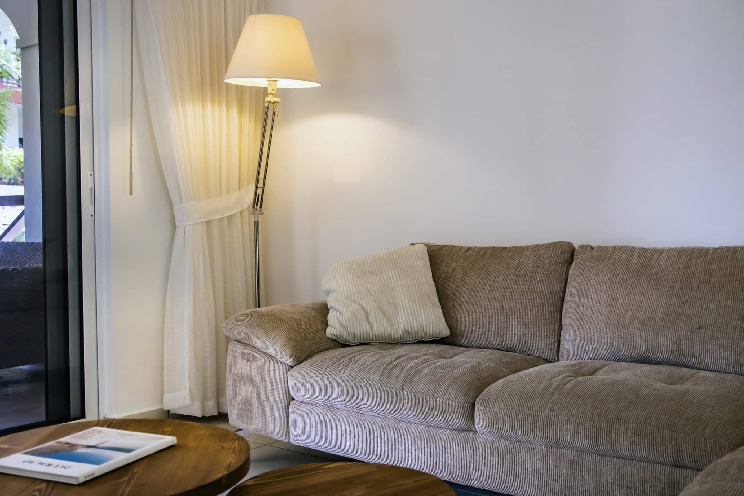 Lichte woonkamer met loungebank